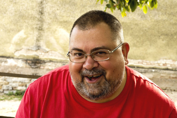 靠近一个微笑的男人的肖像图片下载