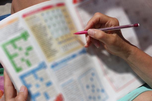 用铅笔做填字游戏的女人图片下载