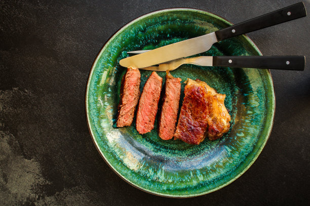 牛排炸烧烤(美味的肉，切片服务，烤鲜)菜单概念。食品的背景。副本的空间。俯视图图片下载