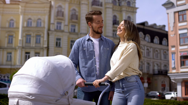 快乐的父母带着新生儿在车上散步，家人的关爱图片下载