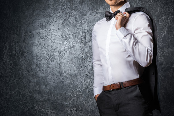 那人把夹克搭在肩上图片下载