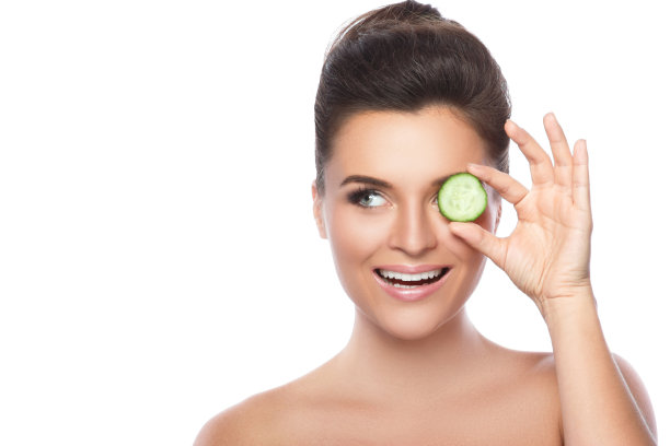 年轻漂亮的女人和黄瓜片图片下载