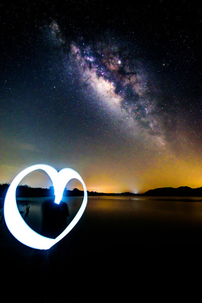 银河在天空中绘出淡淡的心形图片下载