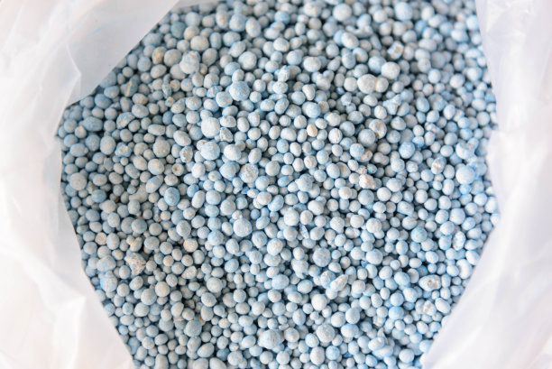 近距离接触塑料袋中的化肥图片下载