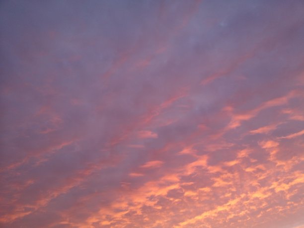 日出时的层积云。图片下载