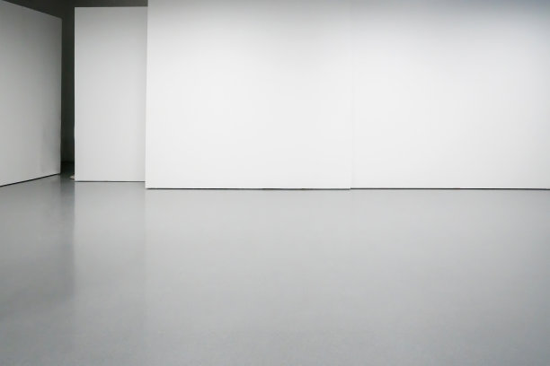 室内空间采用白色墙壁和灰色水泥地板图片下载