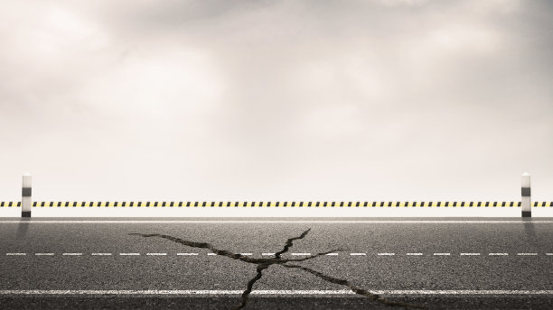 破碎的沥青公路道路与里程碑和天空背景为设计背景。在建的概念。图片下载