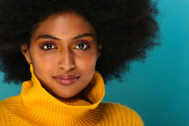 美丽的非洲式发型的女人图片下载