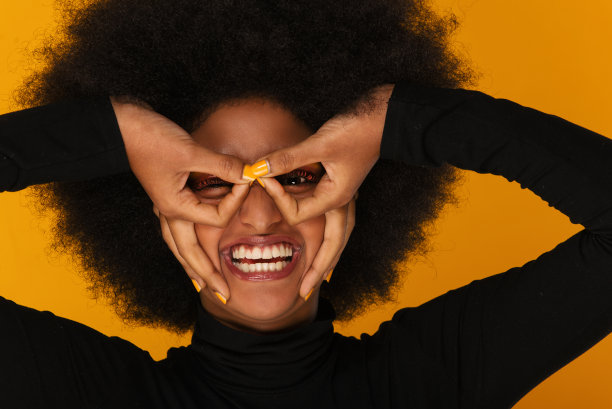 美丽的非洲式发型的女人图片下载