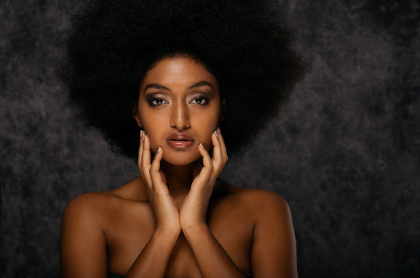 美丽的非洲式发型的女人图片下载