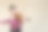 一张年轻女孩拉小提琴的照片。年轻的小提琴家准备上课。图片下载