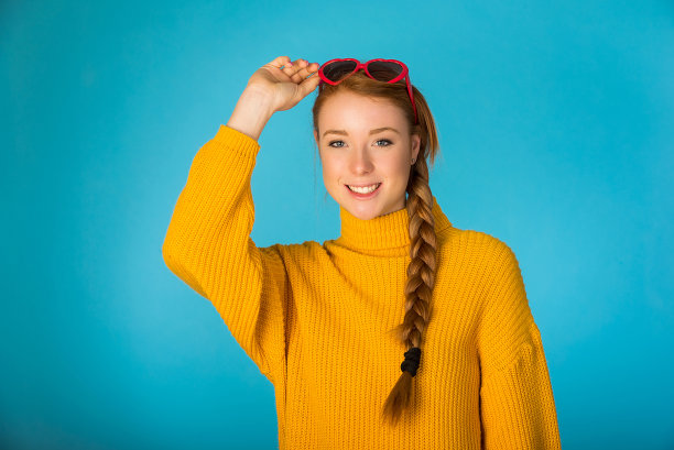 美丽的女人在工作室摆姿势图片下载