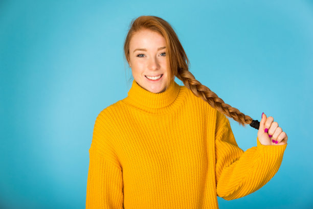 美丽的女人在工作室摆姿势图片下载