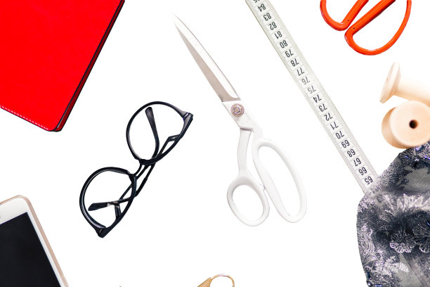 静物照片的西装模式模板与卷尺，粉笔和剪刀。缝纫和裁缝工具和配件。图片下载