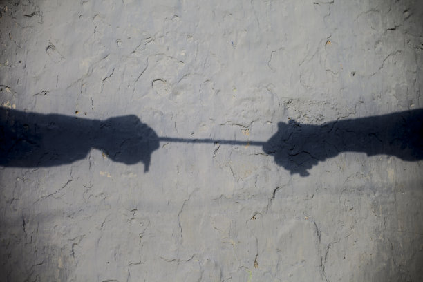 双手玩拉锯战的特写穿着公司的衣服。图片下载