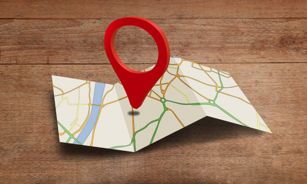 笔记本电脑与地图标记指针在木制纹理图片下载