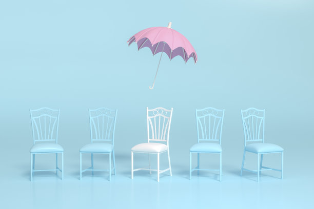 粉红色的伞漂浮在白色的椅子上，在蓝色背景的蓝色椅子之间图片下载