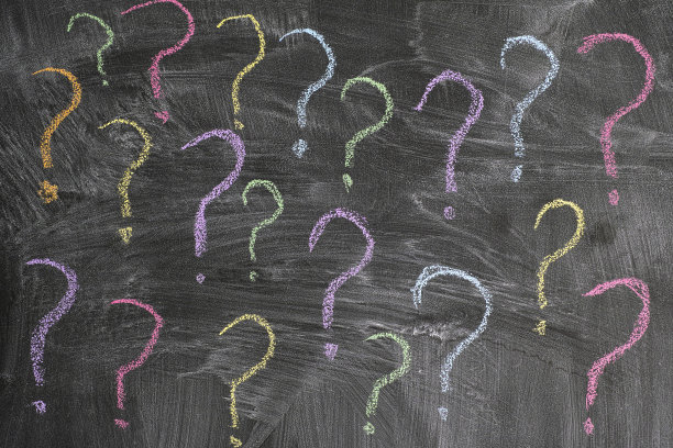 彩色的问号在黑板上图片下载