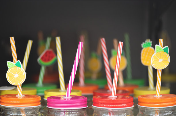 购物的概念。鸡尾酒瓶。图片下载