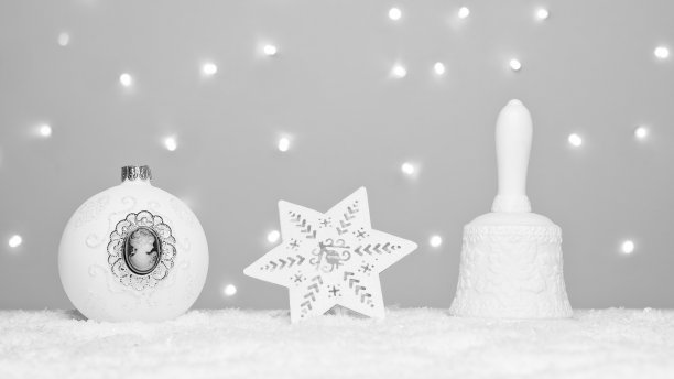 一个圣诞树球，一颗星星和一个铃铛映衬着浪漫的背景图片下载