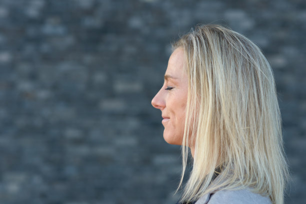 近距离的金发女人的头像图片下载