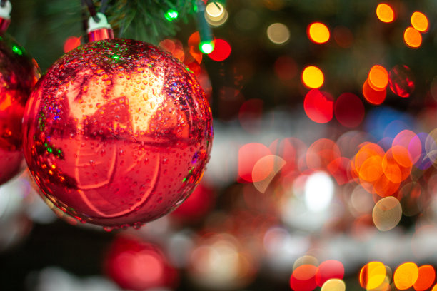 圣诞树上的圣诞装饰品，以散景为背景图片下载