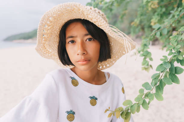 特写的亚洲小女孩摆姿势在早上的海滩上。夏天概念泰国图片下载