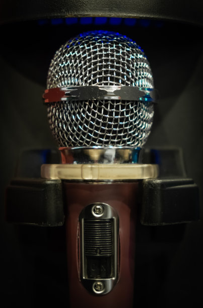 近距离观看老式麦克风设备图片下载