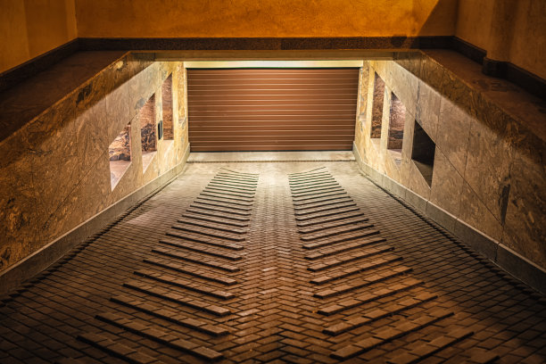 地下停车场晚上关门的图片图片下载