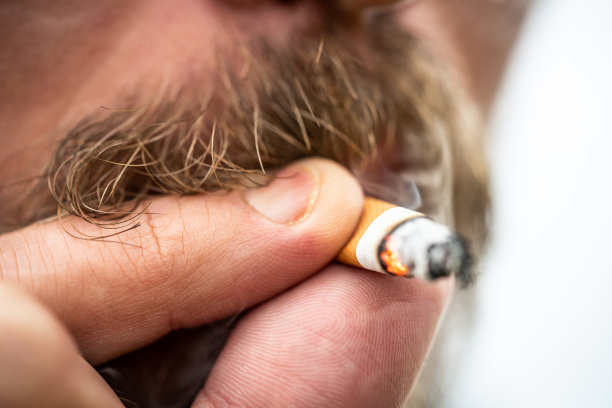 一个年轻男子吸烟的特写照片图片下载