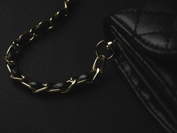 黑色皮包配金色链子图片下载