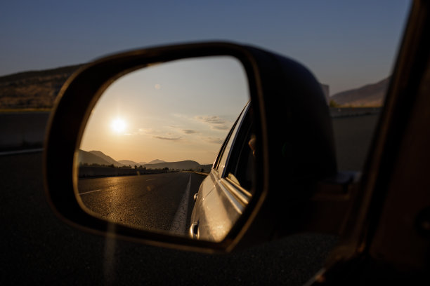 从车的后视镜看。图片下载