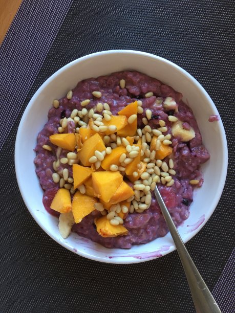 燕麦片配蓝莓，芒果和松子图片下载