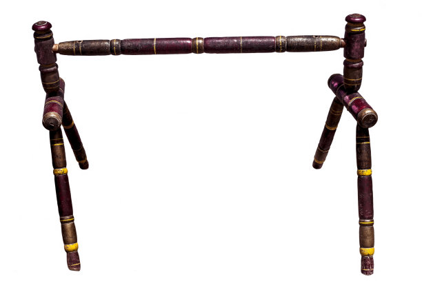 近距离的传统木制婴儿床或木制摇篮或帕尔纳或婴儿床孤立的白色背景与一些雕刻也。图片下载