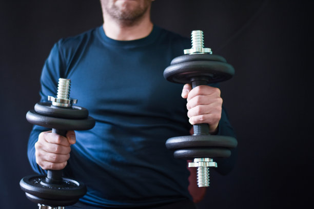 做手臂运动的运动员图片下载