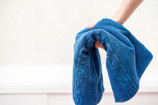 洗澡前手持彩色毛巾的人图片下载