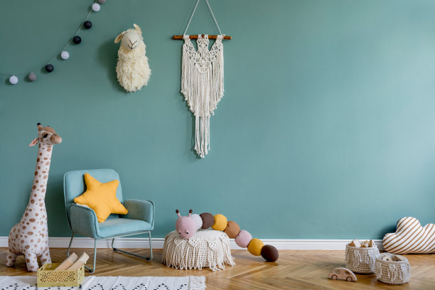 时尚的斯堪的纳维亚儿童房，玩具，泰迪熊，毛绒动物玩具，薄荷扶手椅，雨伞，棉球。现代室内以桉树为背景墙，设计儿童室内。模板图片下载