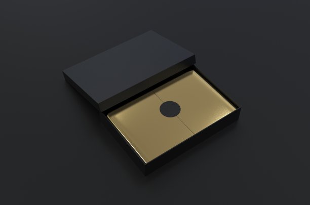 黑色盒子与金色包装纸和黑色标签贴纸，模拟模板上的黑色背景，3d插图图片下载