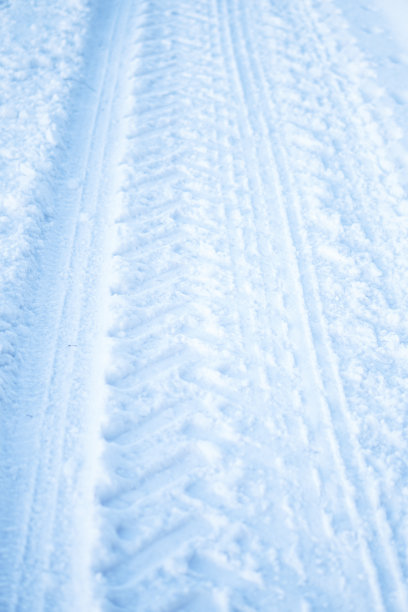 汽车车轮在雪地上的花纹。冬天路在一月，十二月。背景是农村地区雪地里的拖拉机履带图片下载