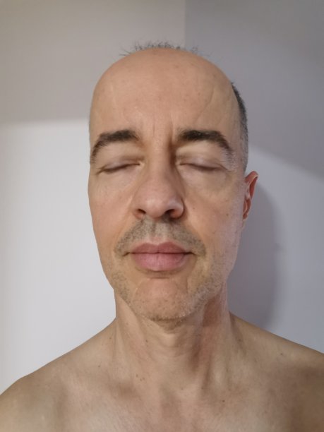 闭上眼睛信任图片下载