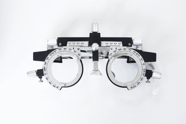 眼睛测试眼镜的特写在白色的背景图片下载