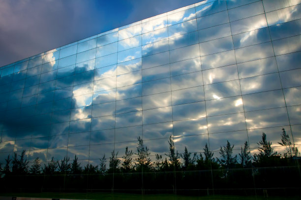 建筑和天空。蓝色的白色背景。图片下载