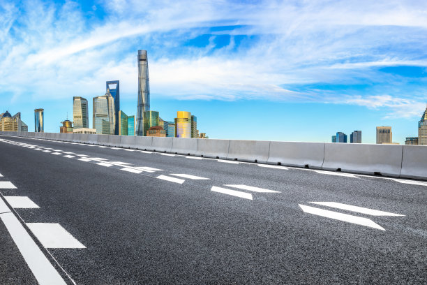 上海的城市天际线和柏油路图片下载