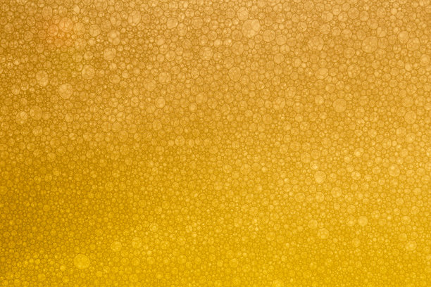 泡沫浮在液体，油和水-抽象背景黄金宏观图片下载