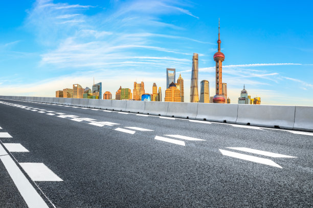 上海的城市天际线和柏油路图片下载