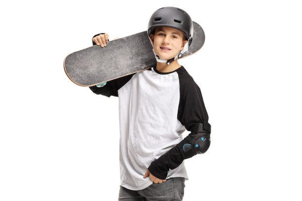 男孩肩上扛着滑板摆姿势图片下载