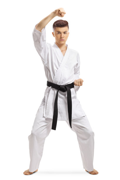 穿着和服的男孩在练习武术中的积木技术图片下载