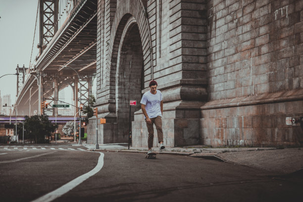 在纽约一个滑板公园进行溜冰训练的人图片下载