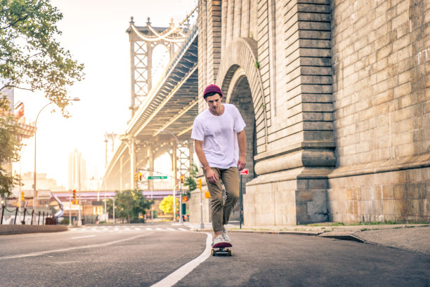 在纽约一个滑板公园进行溜冰训练的人图片下载