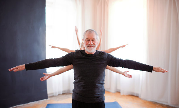 一群老年人在社区中心俱乐部锻炼。图片下载